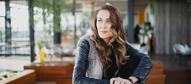 Vrouw aan een tafel in een lichte werkruimte
